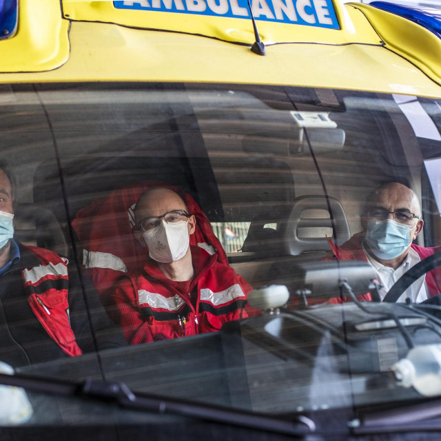 Medicinski tehničar Mario Mlinarić, liječnik Željko Glavaš i vozač Mario Macan
