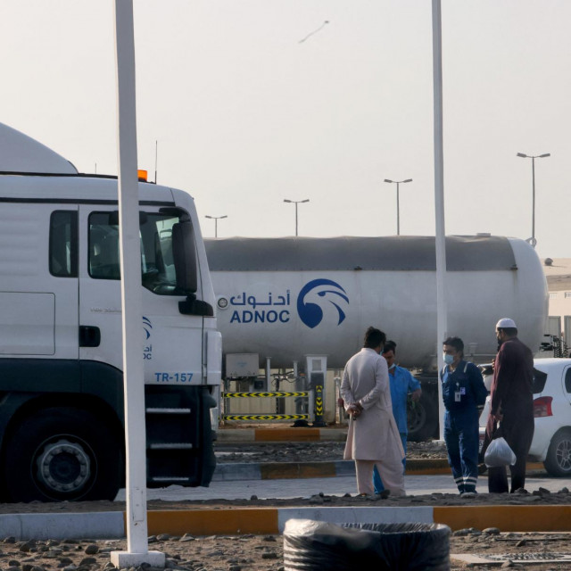 Tri osobe poginule su u napadu dronom koji je izazvao eksploziju i požar u Abu Dhabiju

