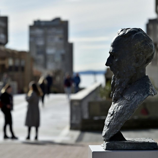 Spomenik Marku Maruliću u Splitu
 
