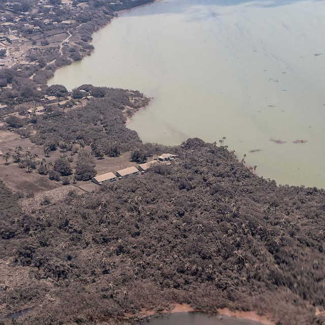Otok je nakon vulaknske erupcije prekriven pepelom
