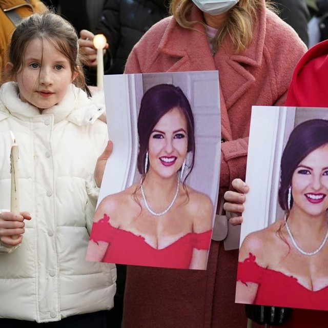 Bdijenje za Ashling Murphy i njezine fotografije
