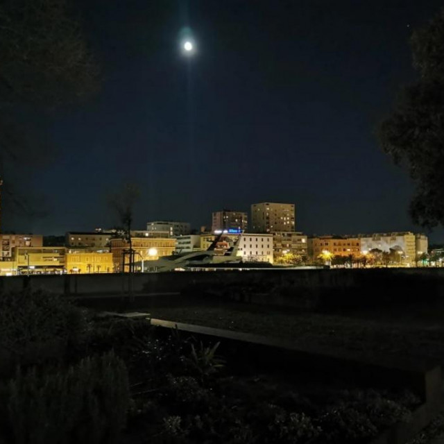 Da nije bilo mjesečine, ne bi se ništa vidjelo uz bedeme nove šetnice
