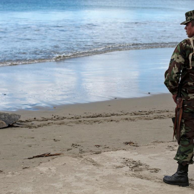 Vojnik čuva kornjaču
