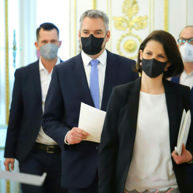 Austrijski ministar zdravstva Wolfgang Mückstein, kancelar Karl Nehammer i ministrica za ustav Karoline Edtstadler
