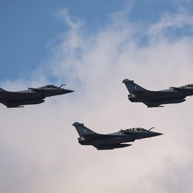 Boreni avioni Dassault Rafale u letu iznad Atene

