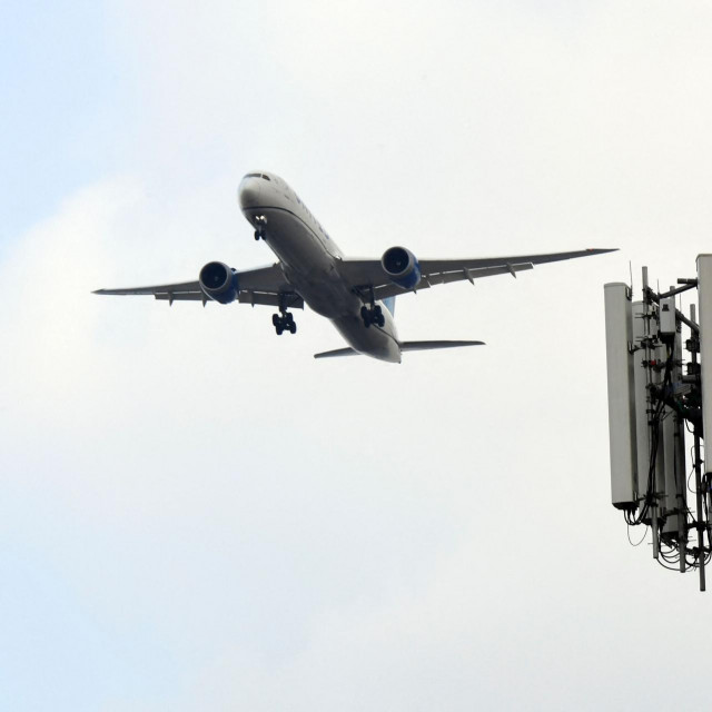 Zrakoplov United Airlinesa Boeing 787 i 5G antena
