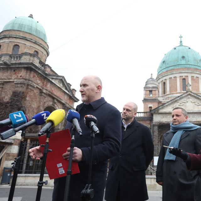 Renato Petek (za mikrofonom)
