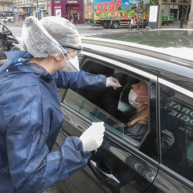 Testiranje na covid-19 na ulicama Pariza.
