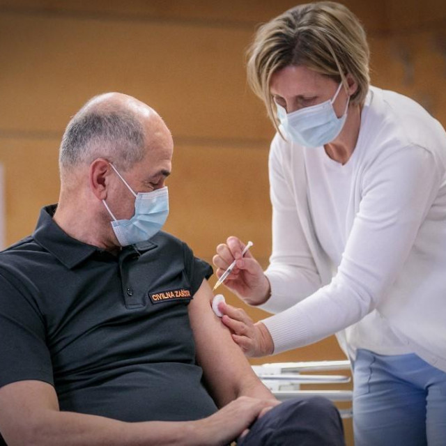 Janez Janša dobiva cjepivo (ožujak 2021.)
