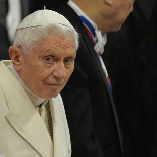 Navodi se da je i tadašnji nadbiskup Joseph Ratzinger, kasnije papa Benedict XVI. znao za zlostavljanje, ali nije ništa poduzeo.
