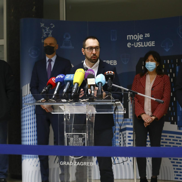 Tomislav Tomašević (za mikrofonom)
