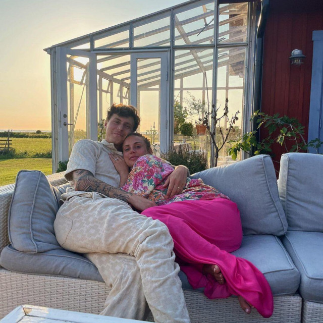 Victor Lindelof sa suprugom
