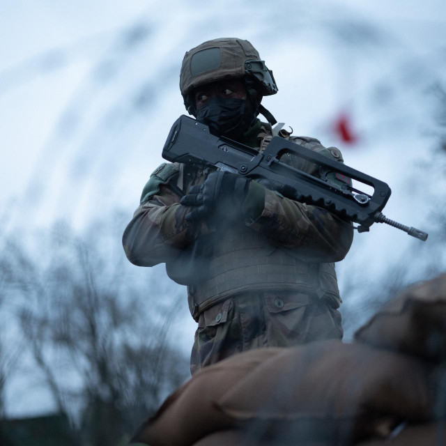 Vojnik stražari ispred vojne baze Oberhoffen na istoku Francuske
