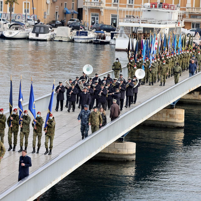 Mimohod postrojbi sudionica operacije s ratnim zastavama povodom 29. obljetnice VRO Maslenica uz pratnju Orkestra OSRH i predstavnika udruga proizašlih iz Domovinskog rata.
