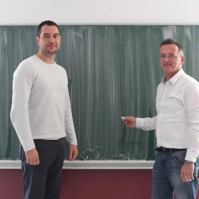 Nastavnik Luka u Kosinju, ali i Osiku i još udaljenijem Brinju predaje kemiju, dok je nastavnik informatike Tihomir imao sreću, pa satnicu dopunjuje 'samo' u Trogiru i Marini
