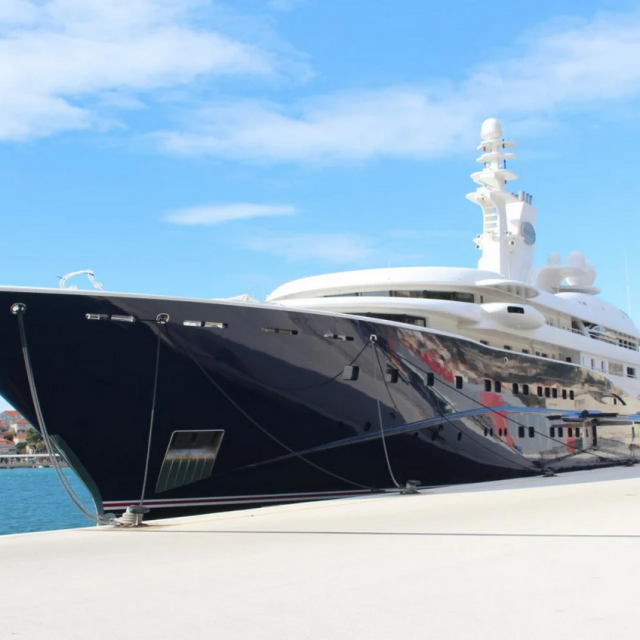 ”Al Mirqab” je jahta koja je 2008. godine izgrađena u njemačkom brodogradilištu ”Peters Schiffbau Wewelsfleth”.
