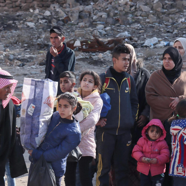 Sirijci napuštaju svoje domove u naselju Ghwayran na sjeveru grada Hasakeh, trećeg dana borbe između pripadnika IS-a i kurdskih snaga, nakon što je IS napao zatvor pun džihadista u tom području
