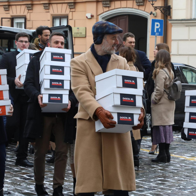 Most predaje potpise za referendum