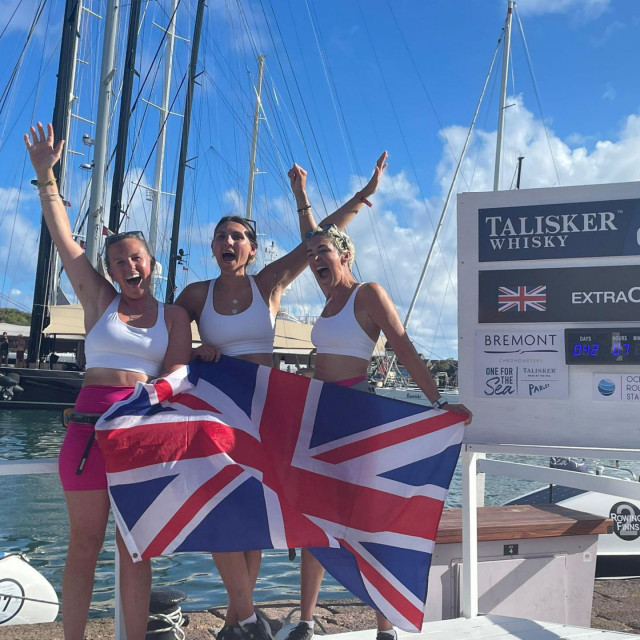 Abby Johnston, Charlotte Irving i Kat Cordiner nakon što su preveslale Atlantski ocean
