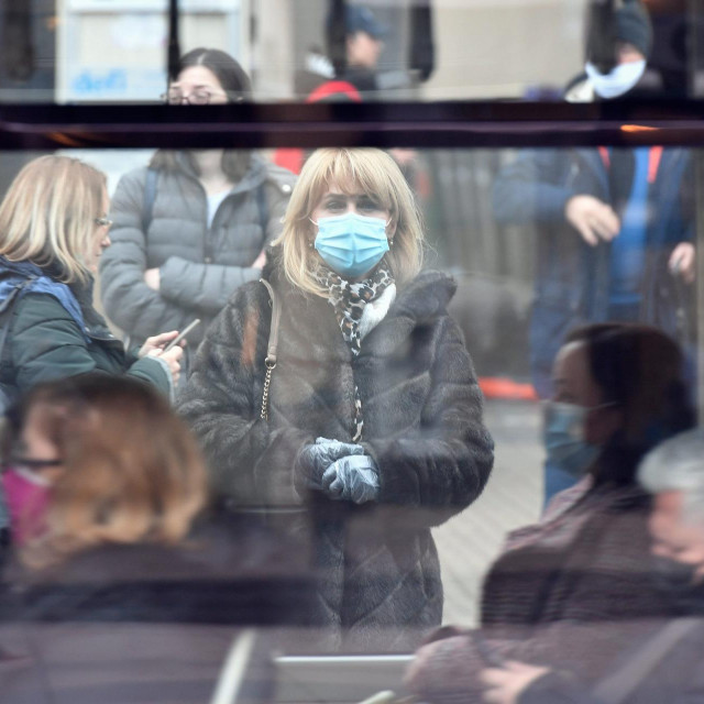 Građani i dalje strplivo nose maske kao zaštitu od koronavirusa.