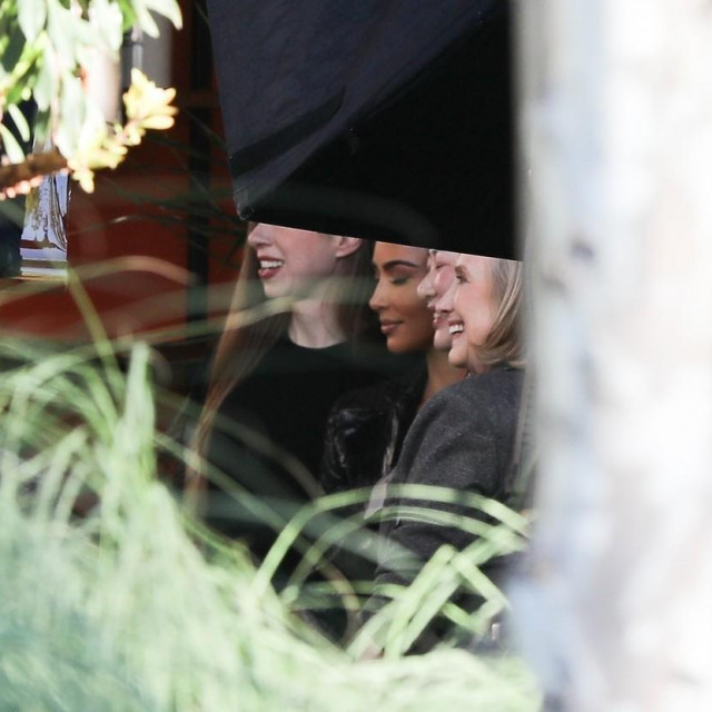 Kim Kardashian, Hillary i Chelsea Clinton
