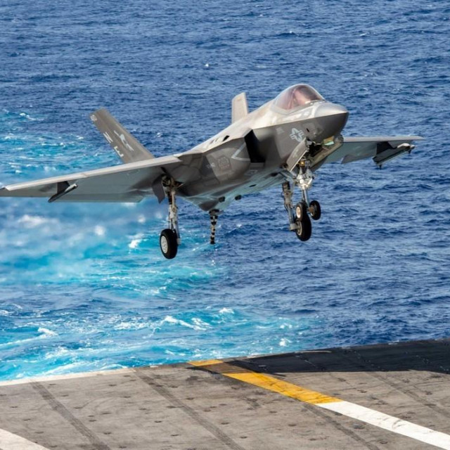 F-35C borbeni avion slijećene na palubu nosača aviona USS Carl Vinson
