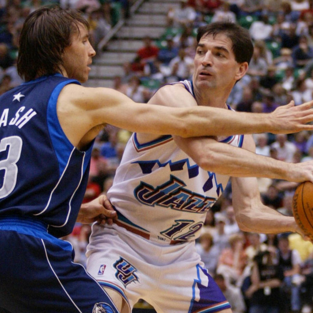 John Stockton za vrijeme igračkih dana u dvoboju sa Steveom Nashom
