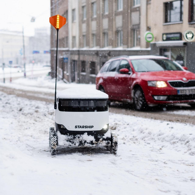 Autonomni robot-dostavljač Starship Technologiesa snimljen na ulicama Tallinna

