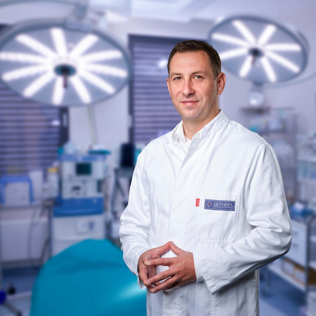 Prim. dr. sc. Vid Bilić, dr. med., spec. opće kirurgije, ortopedije i traumatologije u SB Arithera, bavi se zahtjevnom kirurgijom kralježnice, revizijskim operativnim zahvatima i endoskopskom kirurgijom. Iskusan je i cijenjen kirurg koji godišnje obavi više od 200 zahtjevnih operacija kralježnice