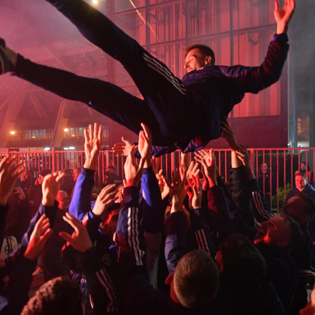 Navijači na ulicama Zagreba bacali su Oršića u zrak nakion pobjede nad Tottenhamom.
