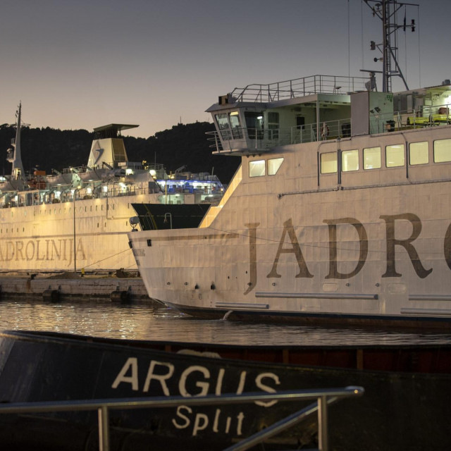 Sumrak u splitskoj trajektnoj luci
