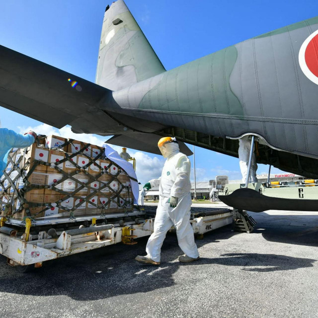 Istovar zaliha pomoći iz transportnog zrakoplova C-130 u Tongi
