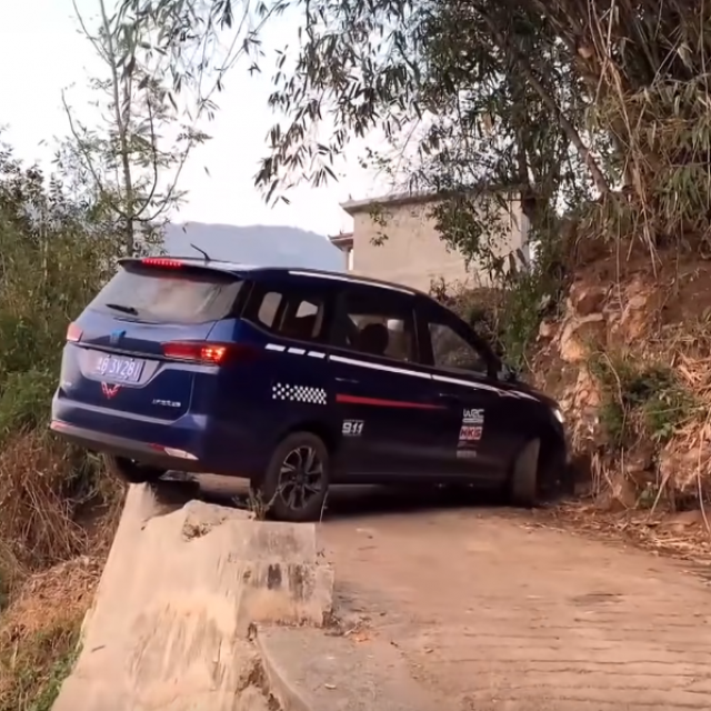 Polukružno okretanje na litici
