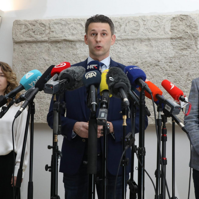 Zastupnici Mosta drže konferenciju, arhivska fotografija
