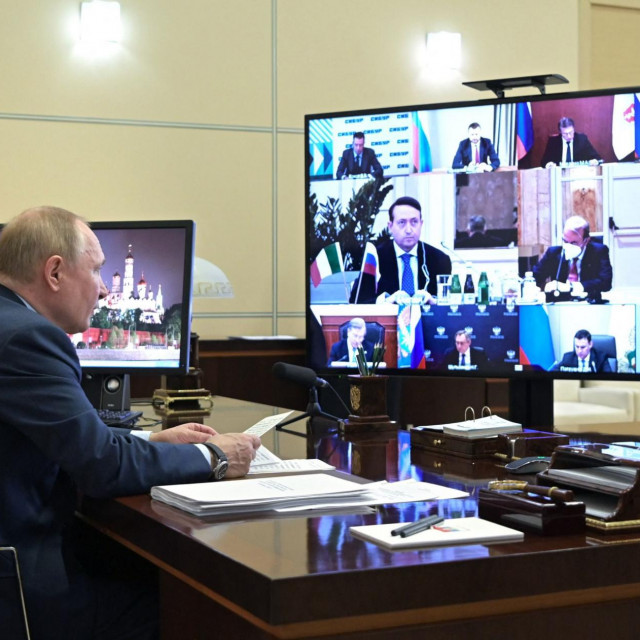 Vladimir Putin tijekom razgovora s vodećim talijanskim poslovnim ljudima