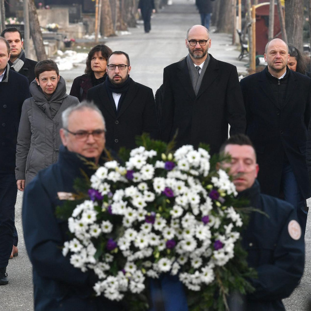
Polaganje vijenaca kod spomenika Mojsiju na Gradskom groblju Mirogoj u povodu obilježavanja Međunarodnog dana sjećanja na žrtve holokausta
 
