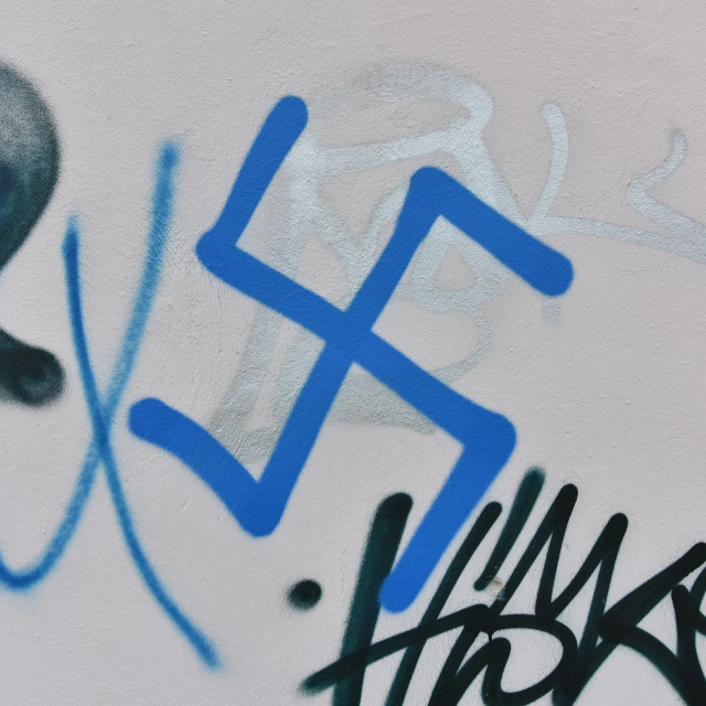 Na fasadi zgrade u Amfitetarskoj ulici, 100 metara od Arene, osvanuo natpis Za dom spremni i znak svastike
