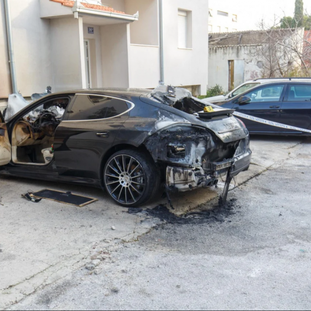 Oštećeni Porsche Panamera.
