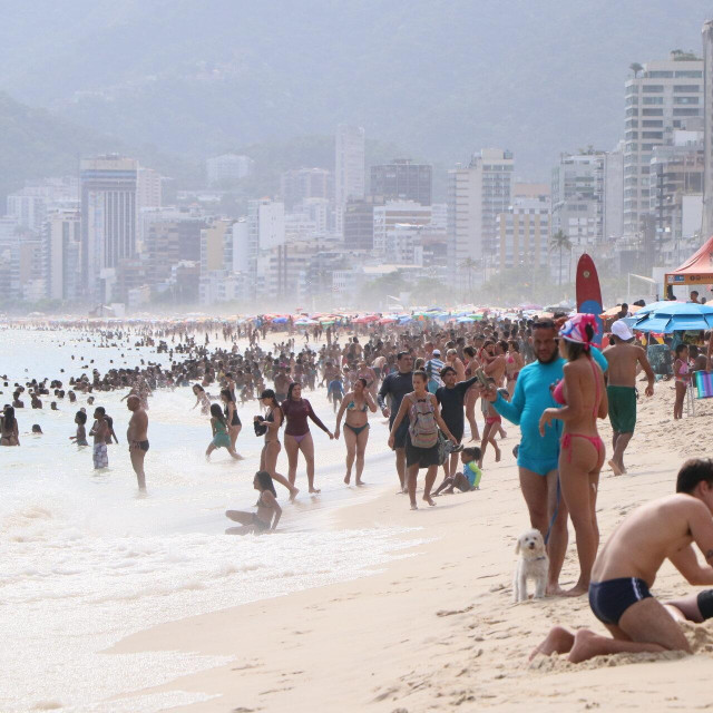 Poznata plaža Ipanema danima je pretrpana kupačima
