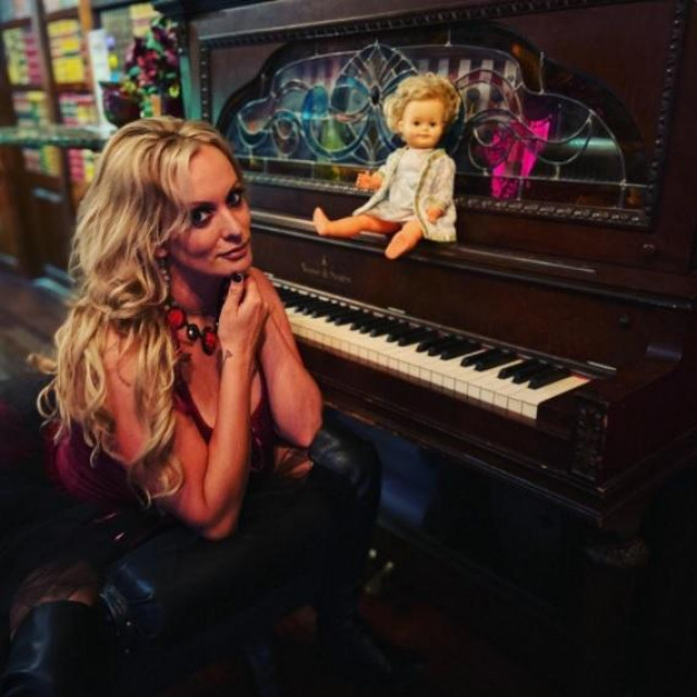Stormy Daniels i lutka Susan
