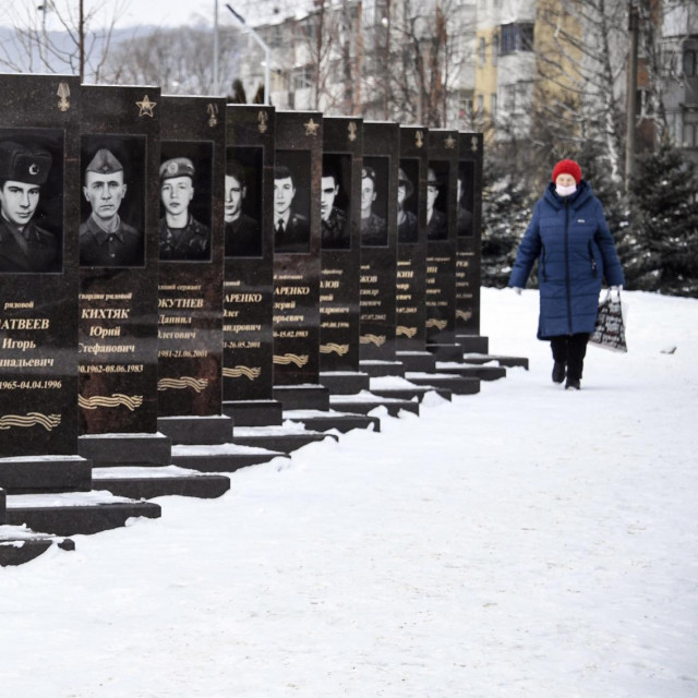 Diljem pograničnog Shebekina postavljeni su spomenici koji podsjećaju na ratna stradanja

