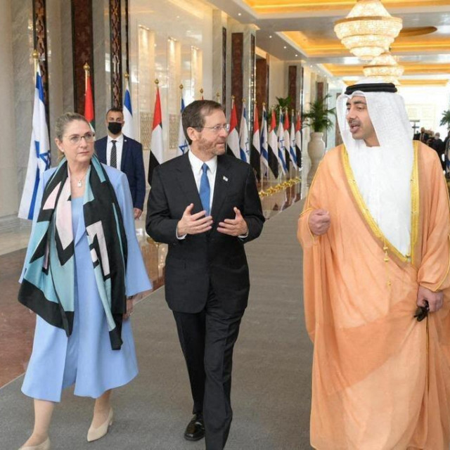 Isaac Herzog sa suprugom Michal i Abdullahom bin Zayed Al Nahyanom, ministrom vanjskih poslova Ujedinjenih Arapskih Emirata
