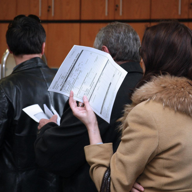 Građani stoje u redu radi predaje poreznih prijava, arhivska fotografija
