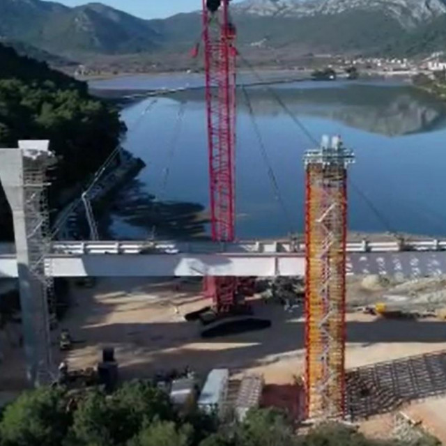 Montaža najvećeg segmenta na mostu Ston