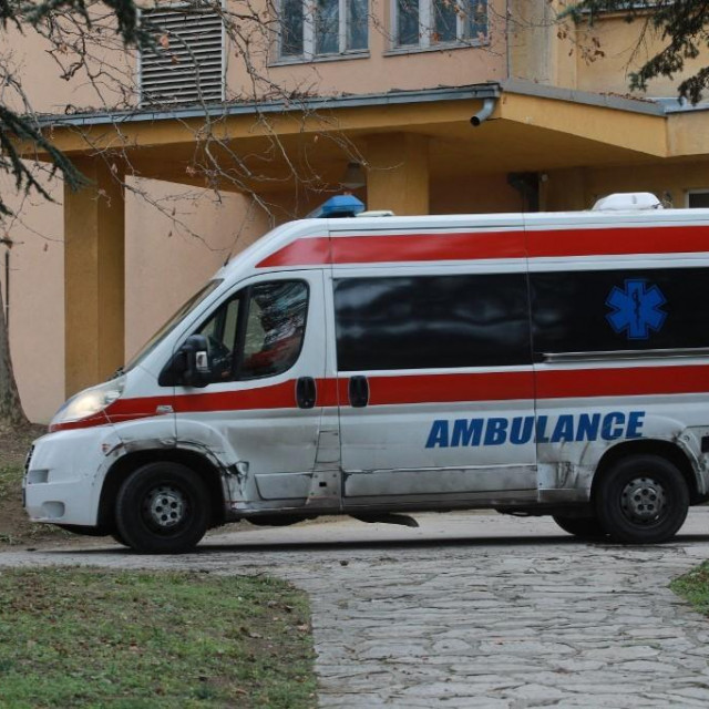 Kombi Hitne pomoći ispred klinike u Beogradu
