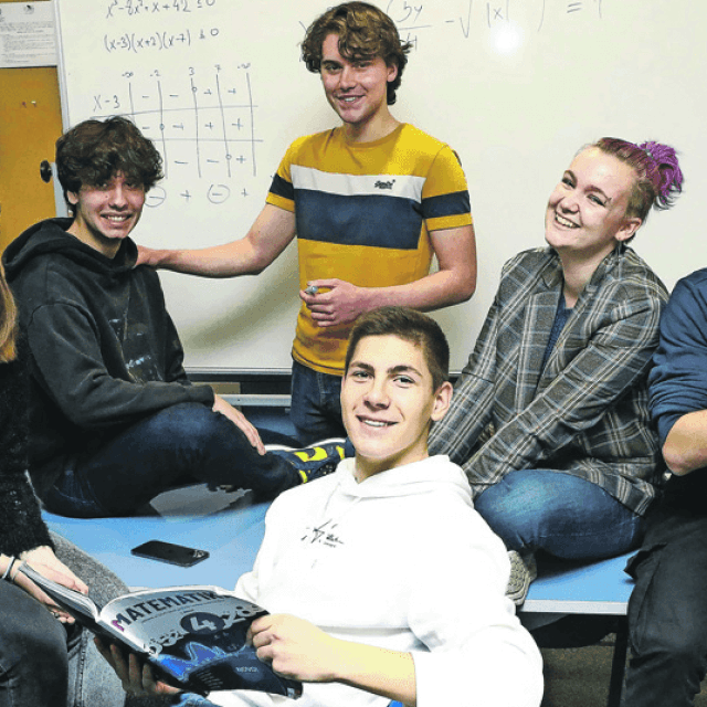 Grupa Zlatni zmaj, zatim članovi redom prikazivanja fotografija: Luka Roginić, Dori Sušanj, Tomislav Tokić, Lana Korajlija, Lovro Mlikotić, Toma Vučinić
