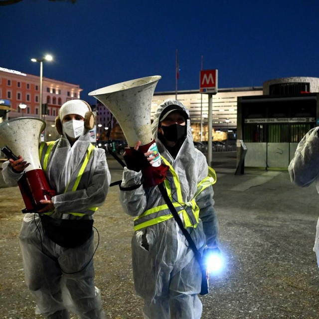 Ljudi pokušavaju otkerati čvorka u Rimu 
