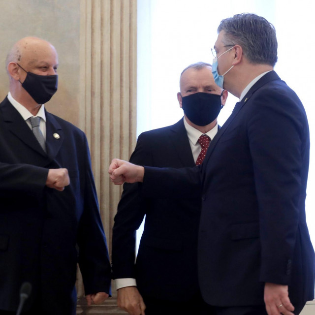 Na fotografiji: Ljubo Česić Rojs, Marinko Krešić i Andrej Plenković.
 
