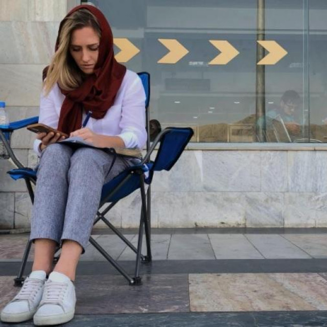 Charlotte Bellis na aerodromu u Kabulu
