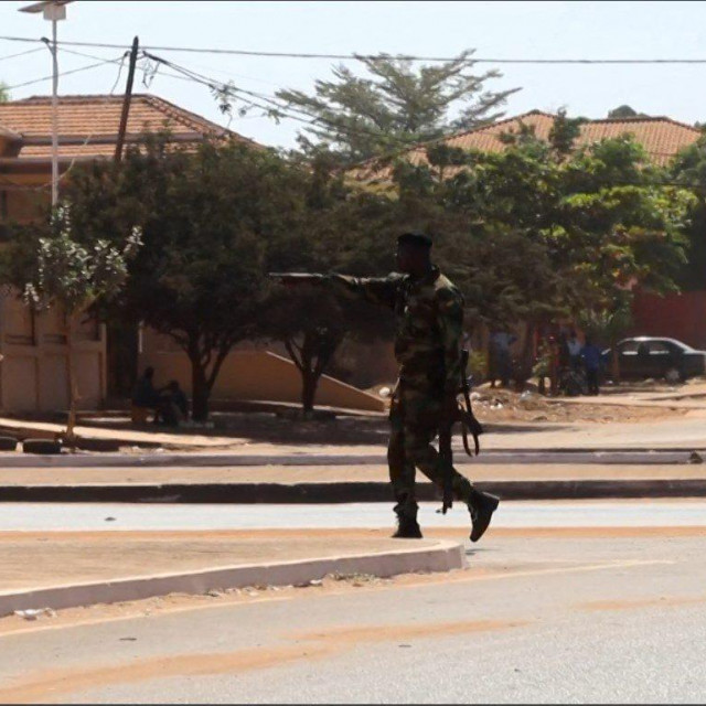 Vojnik u patroli u blizini vladine palače u glavnome gradu Gvineje Bisau
